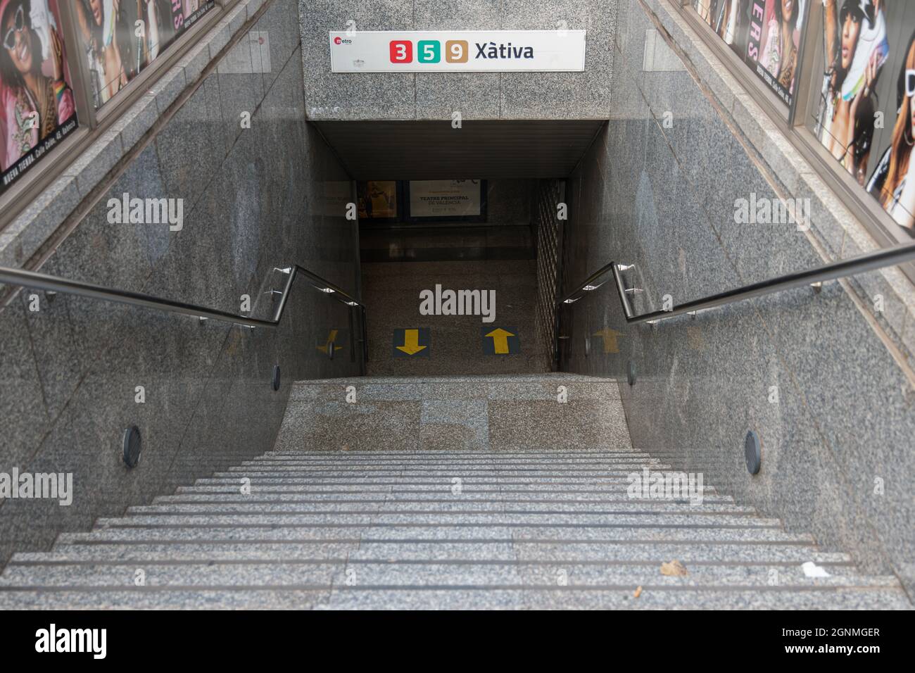 VALENCIA, SPANIEN - 25. SEPTEMBER 2021: Eingang zur Metrostation Xativa Stockfoto