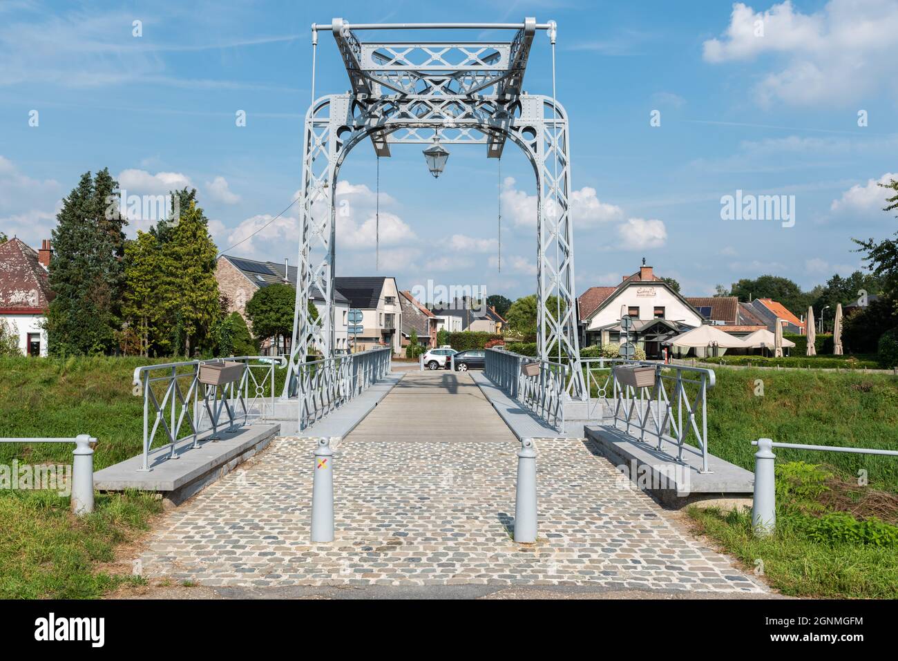 Tremelo, Flämisch-Brabant-Region, Belgien - 09 23 2021: Fußgängerbrücke über den Fluss Dyle Stockfoto