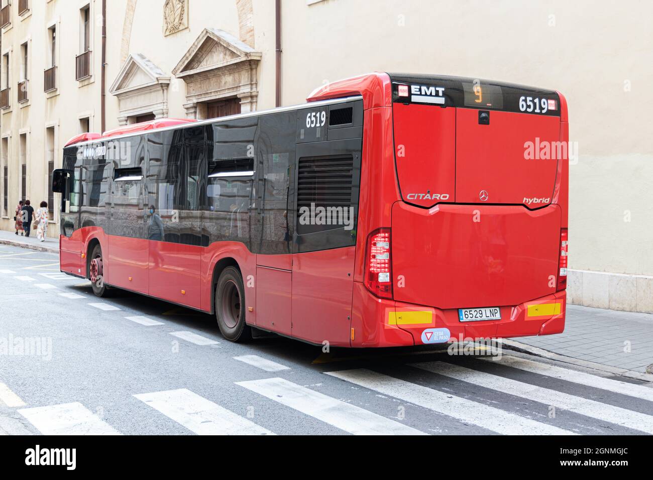 VALENCIA, SPANIEN - 25. SEPTEMBER 2021: Roter Bus von EMT, dem städtischen Verkehrsunternehmen Stockfoto