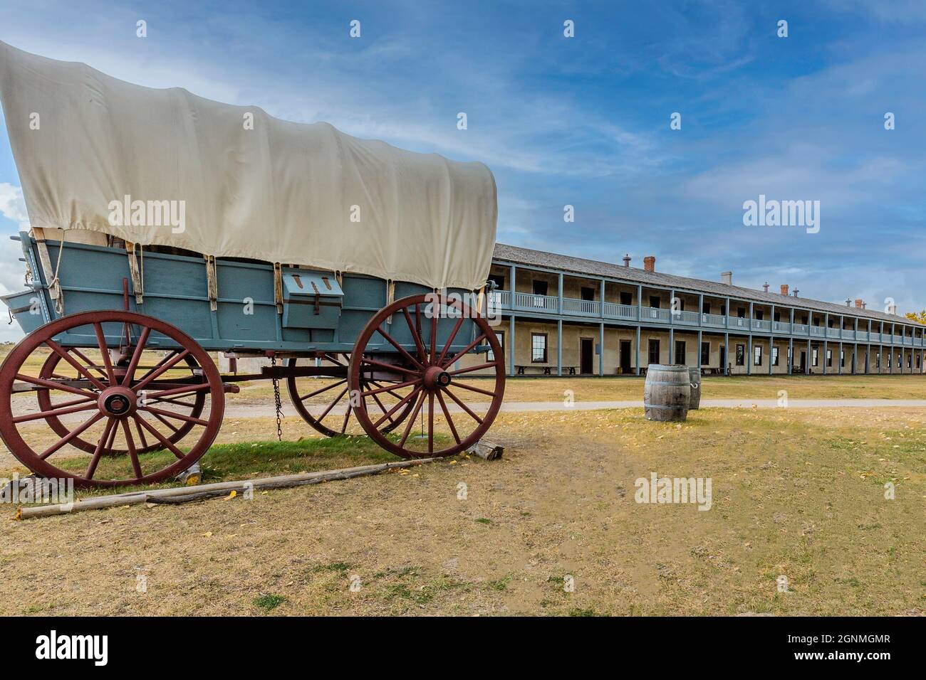 Kavallerie Barracks (1874) Fort Laramies größtes Gebäude wurde gebaut, um während der Indiankriege Unterkünfte hinzuzufügen. Soldaten schliefen in zwei großen Kaderbuchten Stockfoto