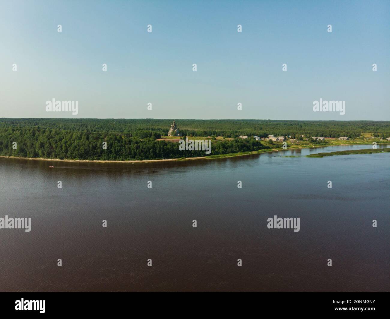 Holzkirche zu Ehren der Ikone der Gottesmutter von Wladimir. Russland, Archangelsk Region, Dorf Schebtsova Gora Stockfoto