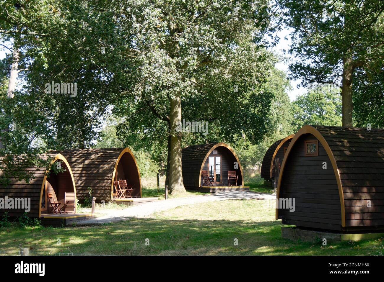 Dunstable, Bedfordshire, England, September 02 2021: Die Holzhütte "Lookout Lodge" im ZSL Whipsnade Zoo. Stockfoto