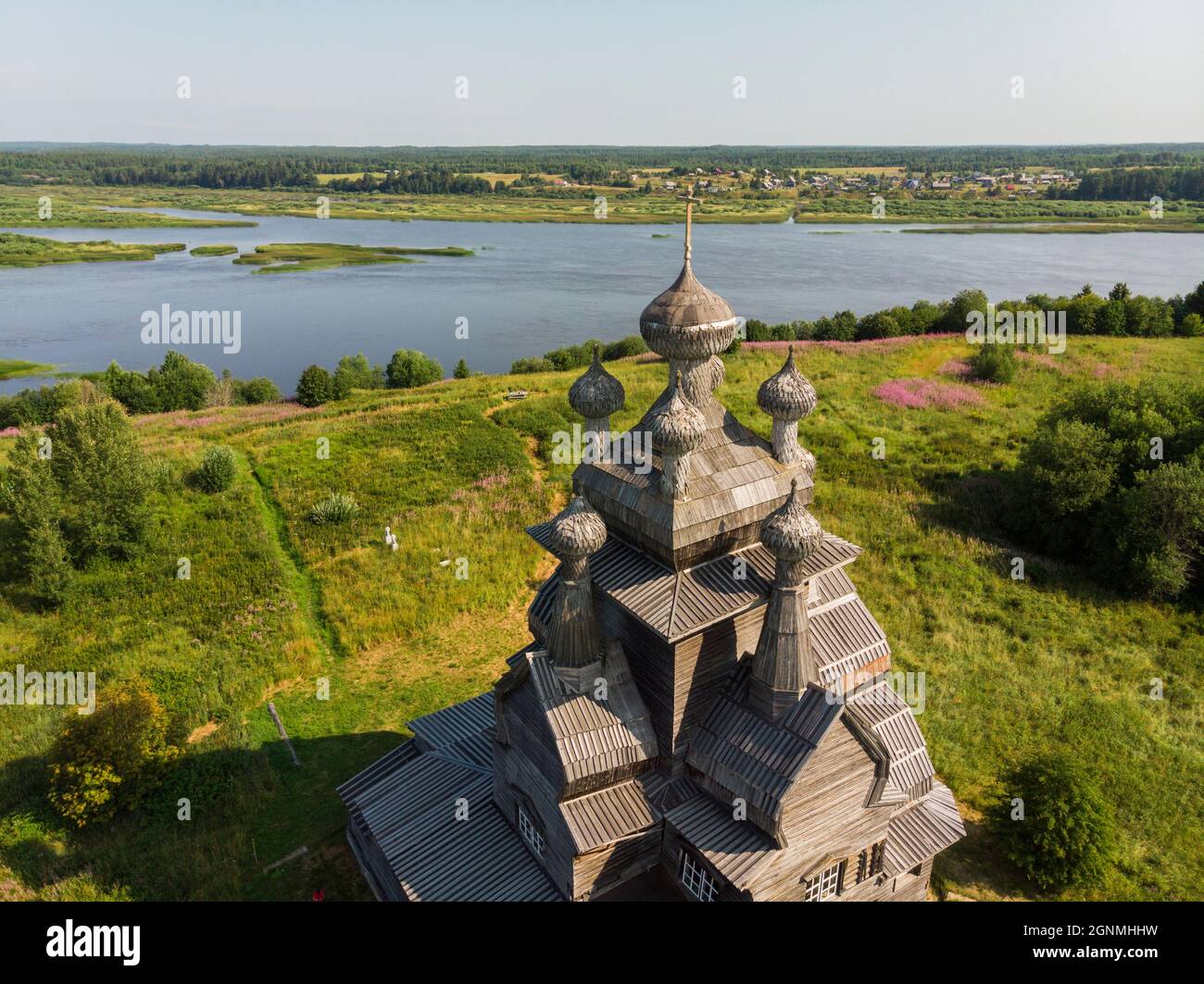 Holzkirche zu Ehren der Ikone der Gottesmutter von Wladimir. Russland, Archangelsk Region, Dorf Schebtsova Gora Stockfoto