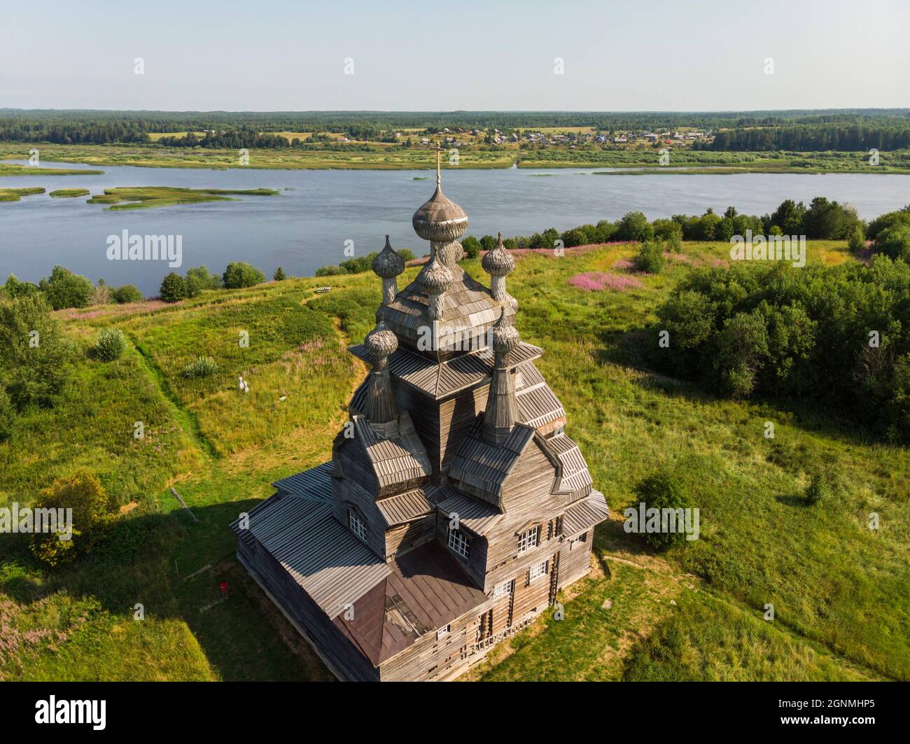 Holzkirche zu Ehren der Ikone der Gottesmutter von Wladimir. Russland, Archangelsk Region, Dorf Schebtsova Gora Stockfoto