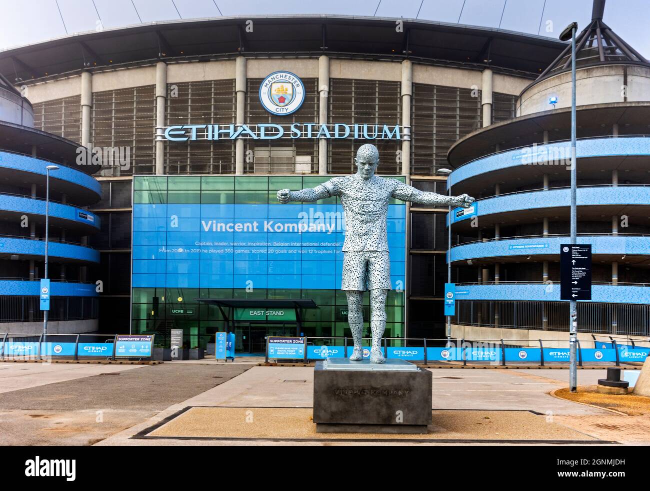 Statue von Vincent Kompany, vom Bildhauer Andy Scott, im Etihad Stadium, Manchester, England, Großbritannien Stockfoto