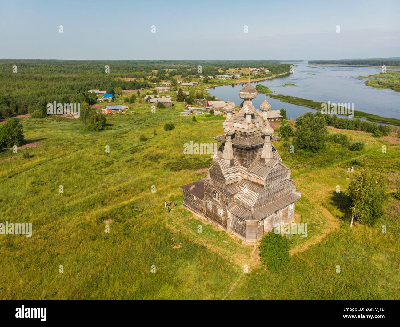 Holzkirche zu Ehren der Ikone der Gottesmutter von Wladimir. Russland, Archangelsk Region, Dorf Schebtsova Gora Stockfoto