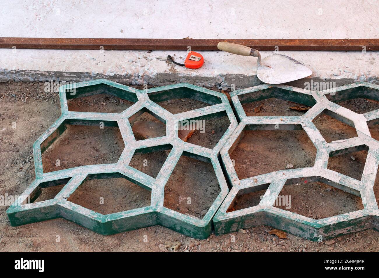 Gartenwege schaffen. Kunststoffformen zum Befüllen mit Beton. Stockfoto