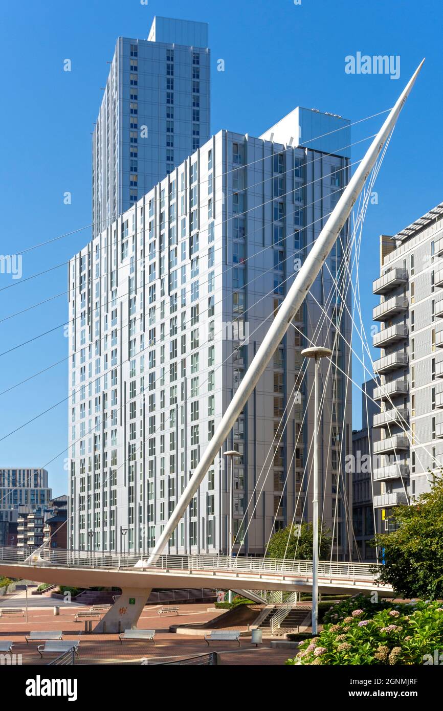 Die Wohnblocks Trinity Riverside und die Trinity Bridge am Fluss Irwell, Salford, Manchester, Großbritannien Stockfoto