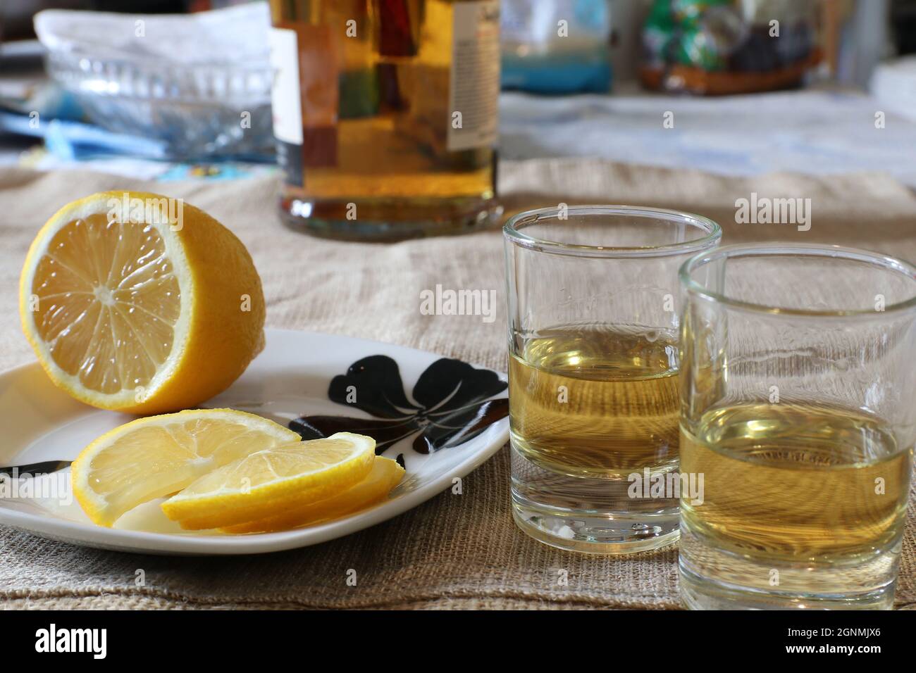 Gläser mit Whisky- und Zitronenscheiben auf dem Tisch. Selektiver Fokus. Stockfoto