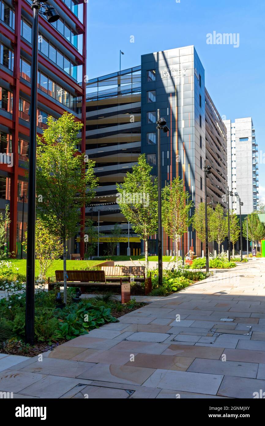 Public Realm Bereich neben den beiden New Bailey Bürogebäude und einem mehrstöckigen Parkplatz, New Bailey, Salford, Manchester, Großbritannien Stockfoto