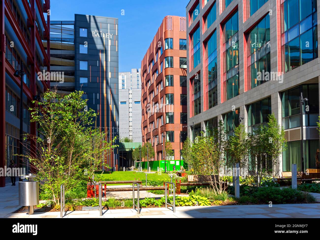 Öffentlicher Bereich zwischen den beiden Bürogebäuden von New Bailey, dem Parkplatz und den drei Gebäuden von New Bailey und One New Bailey, Salford, Manchester, Großbritannien Stockfoto