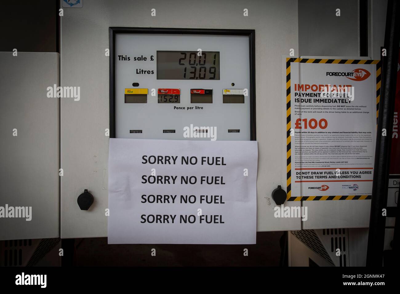 Es tut mir leid, dass an der Tankstelle in London, Großbritannien, kein Schild für Benzinpumpen ohne Kraftstoff steht Stockfoto