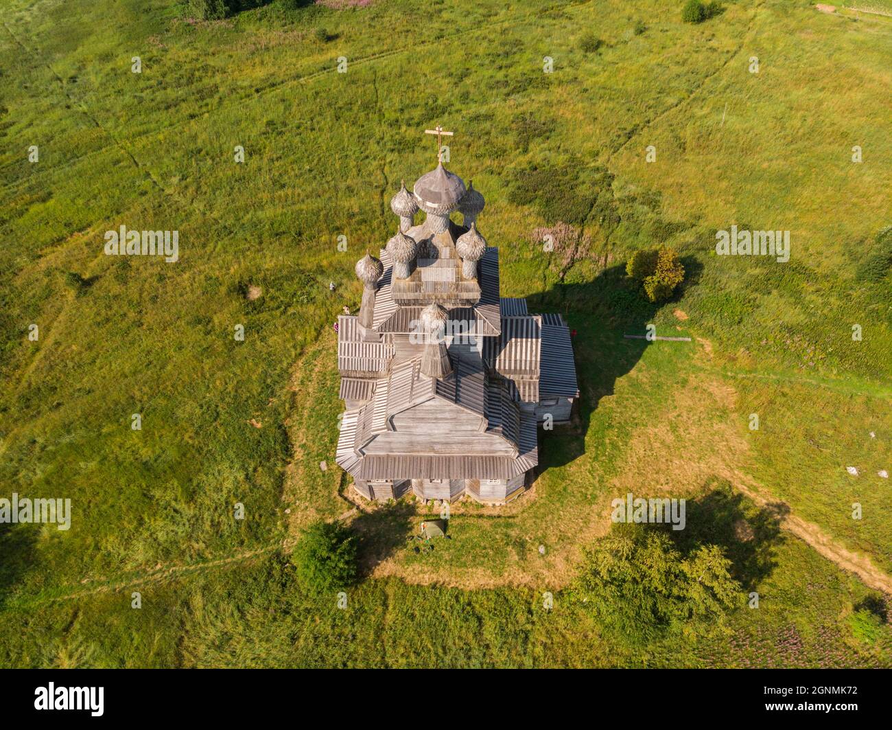 Holzkirche zu Ehren der Ikone der Gottesmutter von Wladimir. Russland, Archangelsk Region, Dorf Schebtsova Gora Stockfoto