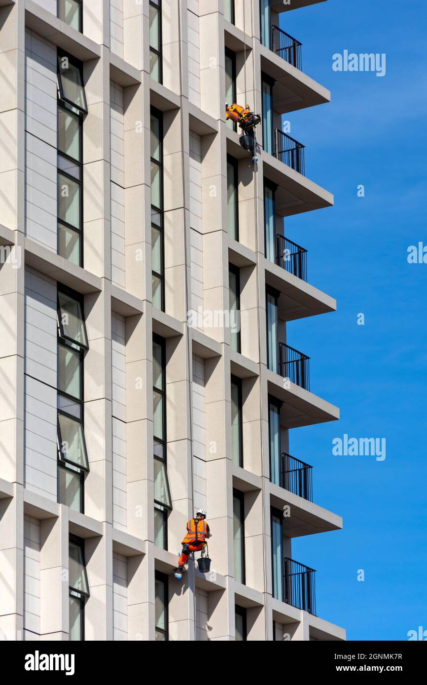 Fensterputzer im Apartmentblock Castle Wharf, Chester Road, Castlefield, Manchester, England, VEREINIGTES KÖNIGREICH Stockfoto