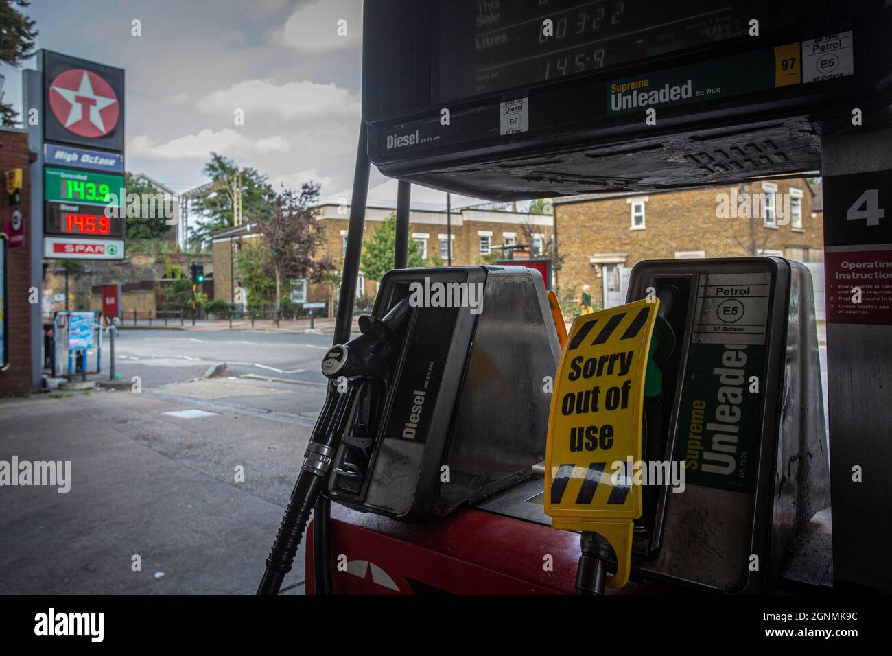 Schild „außer Betrieb“ auf Benzinpumpen ohne Kraftstoff an der Tankstelle in London, Großbritannien Stockfoto