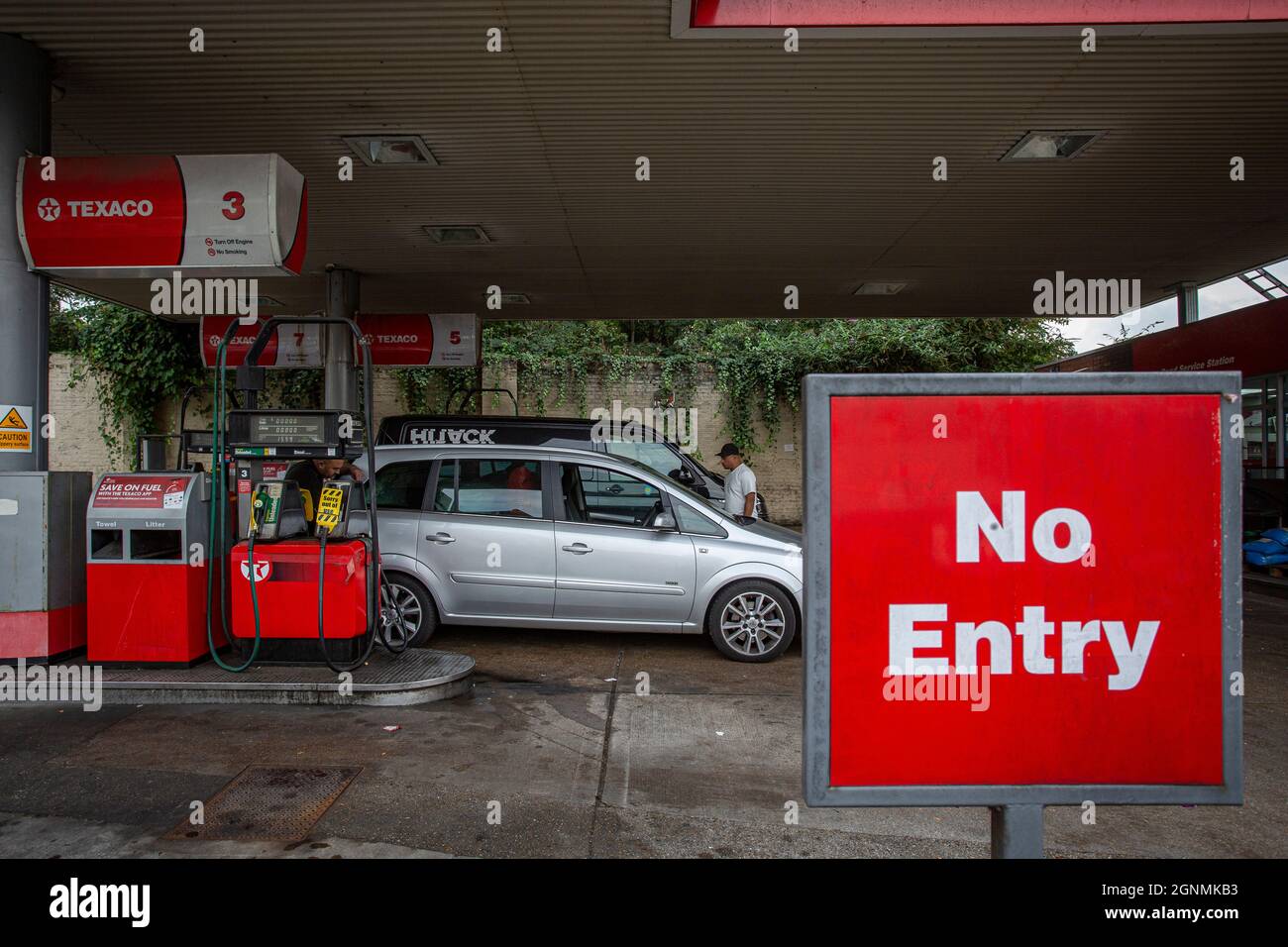 Tankfahrermangel: Kein Einfahrschild an der Tankstelle in London, Großbritannien Stockfoto