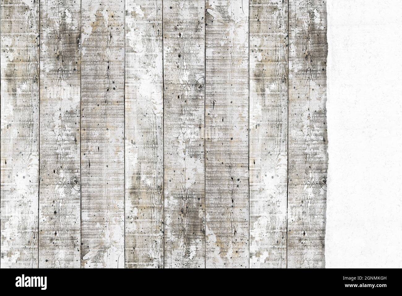 Zerrissenes Papier auf Holzwandhintergrund. Papierrand rechts Holzstruktur. Produktanzeige Stockfoto
