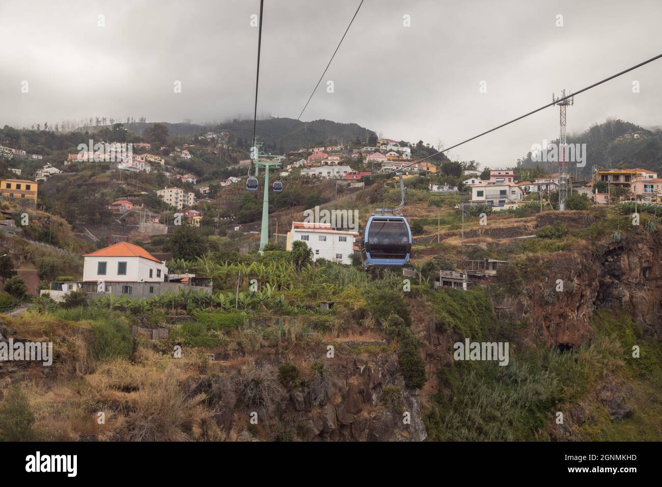 Foto von der Seilbahn von Funchal auf der Insel Madeira und einige Berge und Häuser im Hintergrund Stockfoto