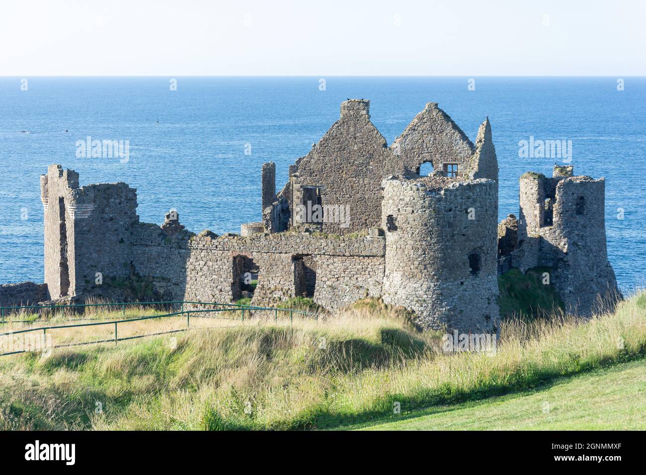 Mittelalterliche Dunluce Castle (Dun Libhse)Ruins, Dunluce, County Antrim, Nordirland, Vereinigtes Königreich Stockfoto