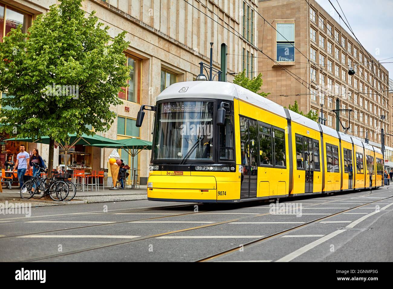 Moderne gelbe Stadtbahn an einer Haltestelle für öffentliche Verkehrsmittel. Berlin, Deutschland - 05.17.2019 Stockfoto