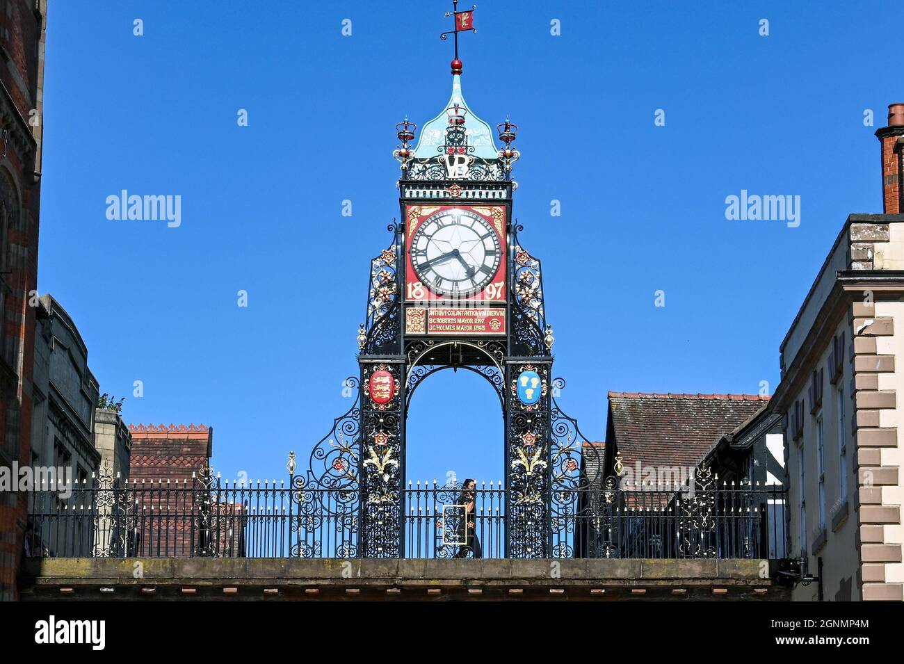 Chester, England - Juli 2021: Kunstvolle Eastgate-Uhr im Stadtzentrum. Die Uhr steht an der Stelle des ursprünglichen Eingangs zur römischen Festung Stockfoto