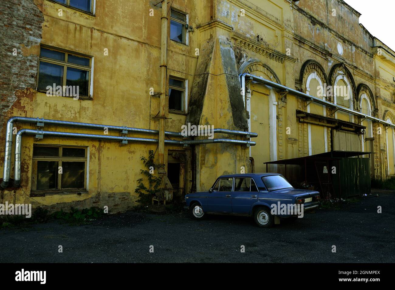 Blaues Oldtimer in der Nähe des alten Fabrikgebäudes Stockfoto