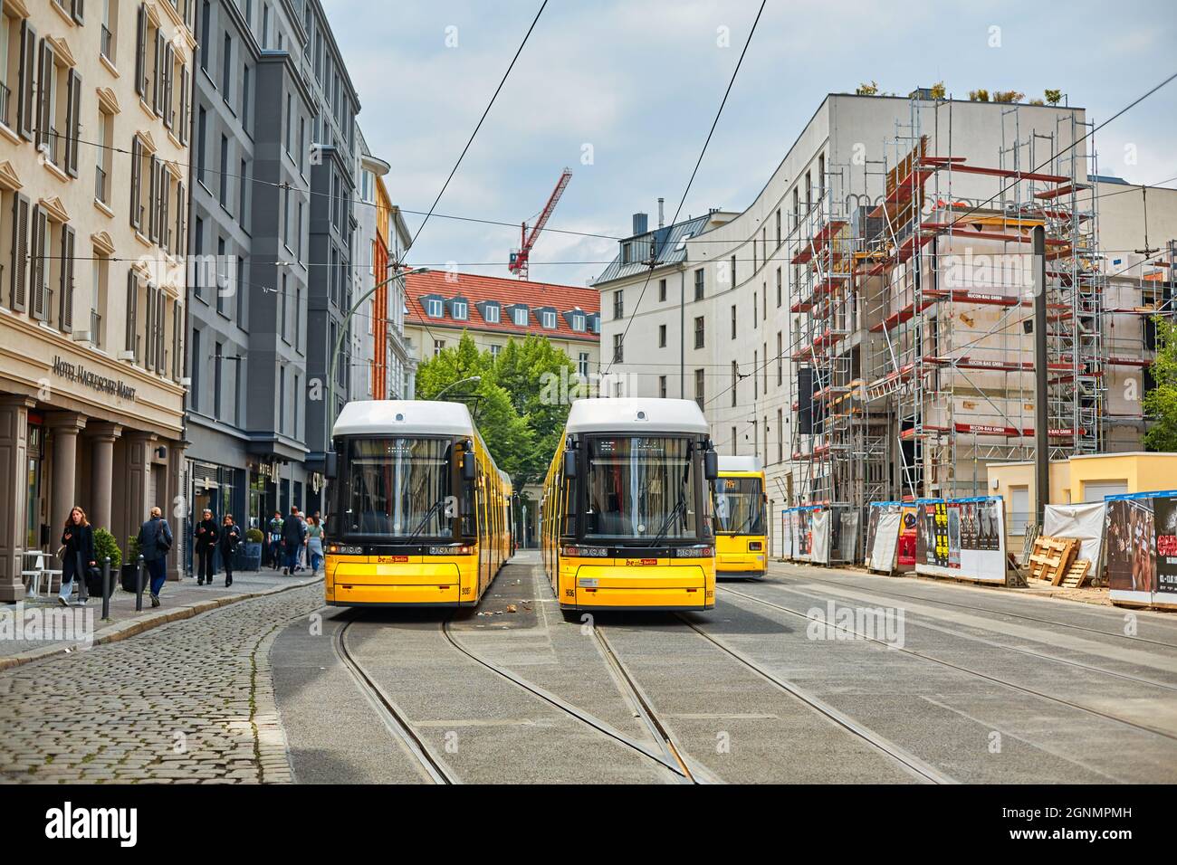 Moderne gelbe Stadtbahn an einer Haltestelle für öffentliche Verkehrsmittel. Berlin, Deutschland - 05.17.2019 Stockfoto