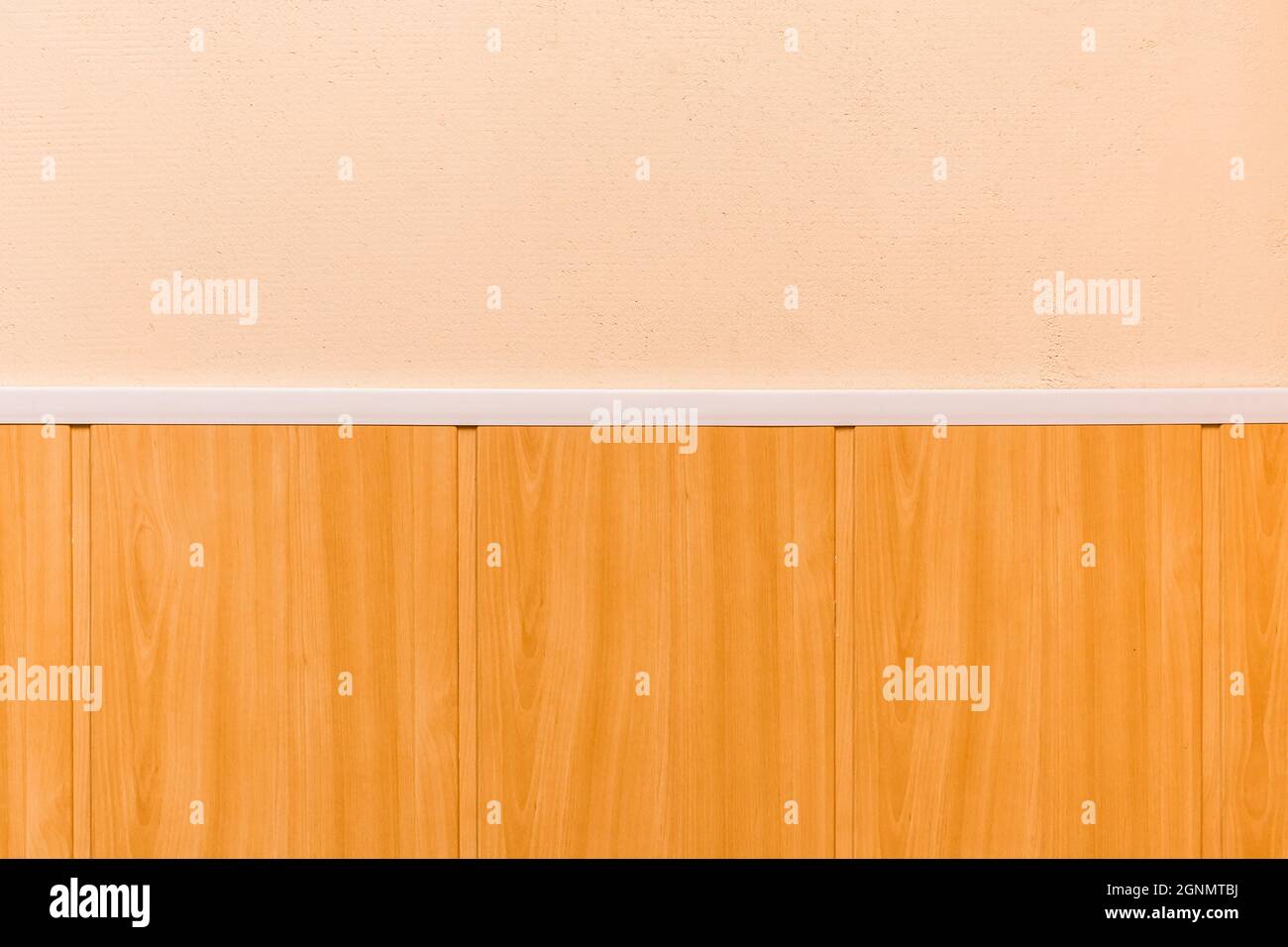 Element oder Teil der Innenwand Außengestaltung mit Holz orange Imitation Hintergrund. Stockfoto