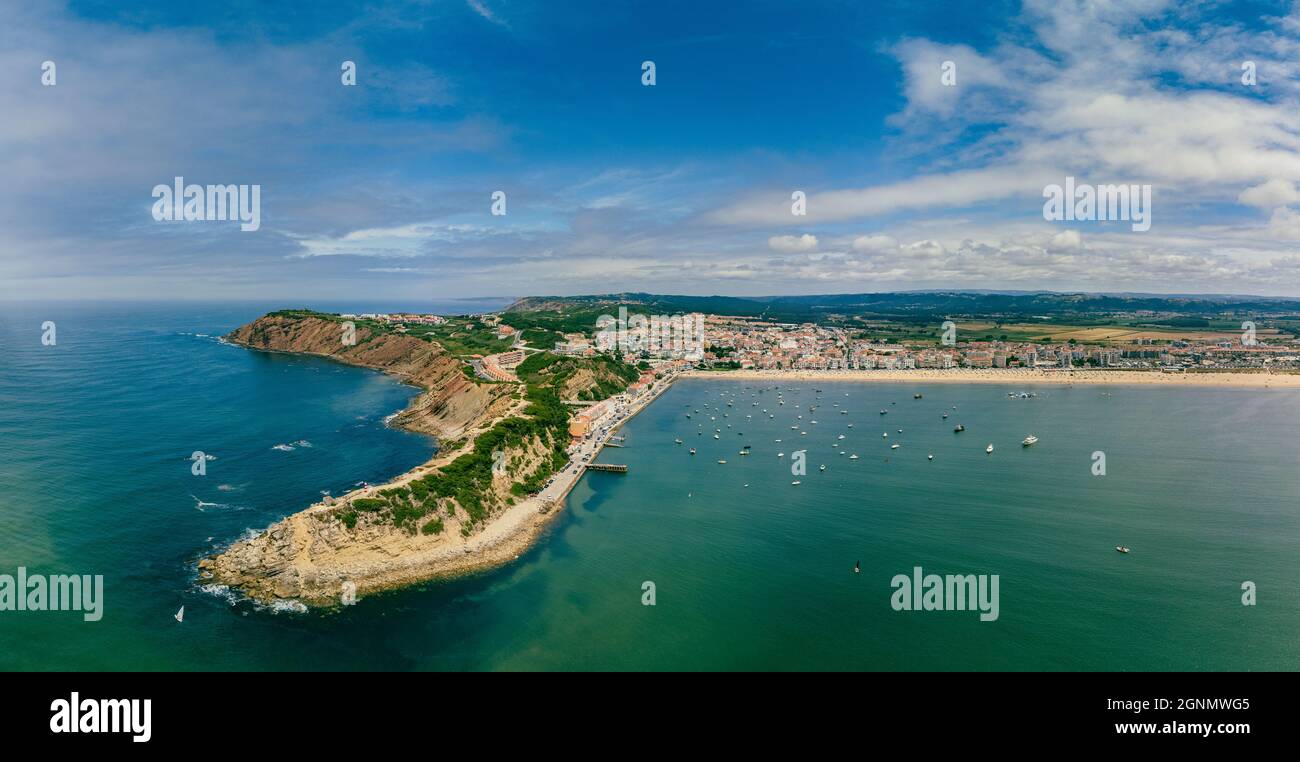 Luftaufnahme über das Dorf und die Bucht von São Martinho do Porto, Westportugal Stockfoto