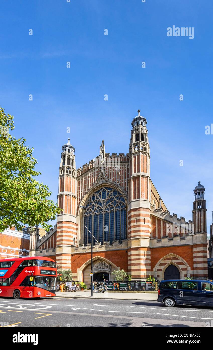 Außenansicht des Holy Trinity Sloane Square, einer großen anglikanischen Kirche in der Sloane Street im Royal Borough of Kensington & Chelsea, im Zentrum von London SW1 Stockfoto