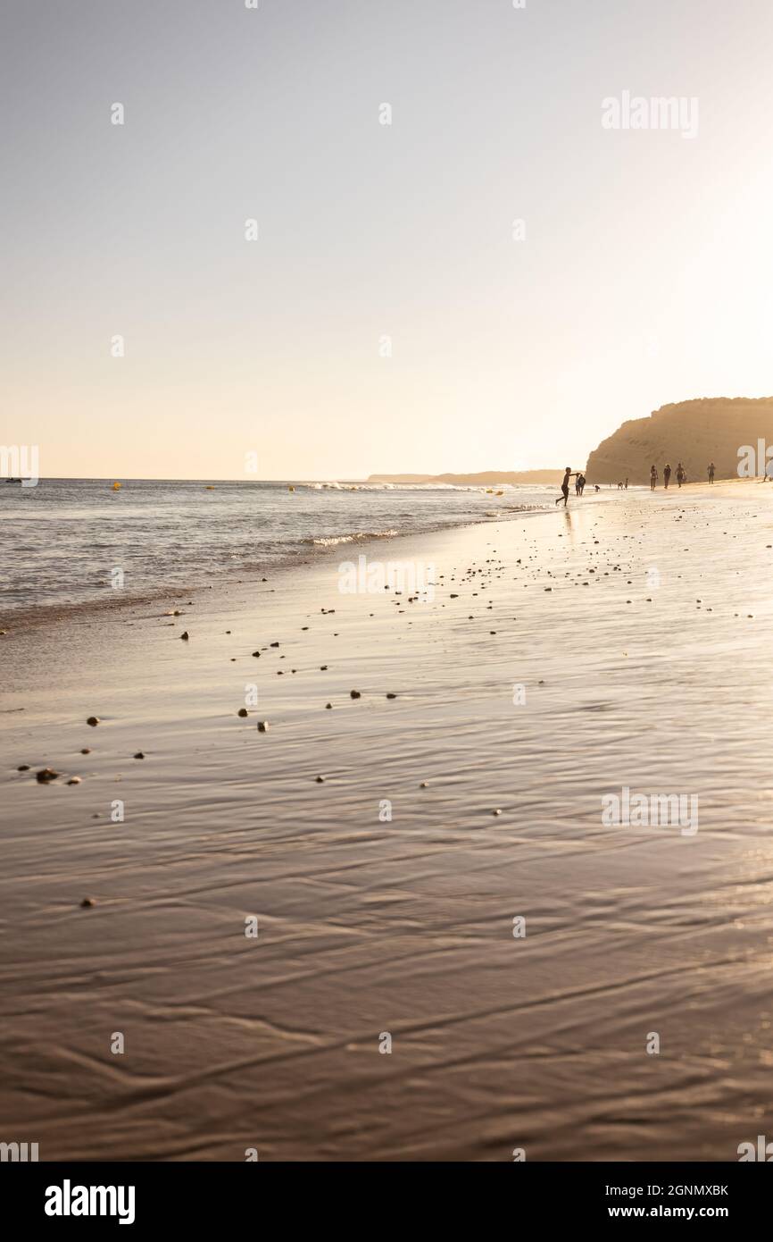 Orange Sonnenuntergang am Strand, Portugal, Urlaub in Europa Stockfoto