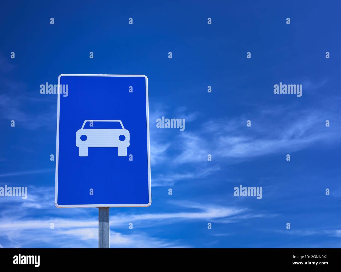 Detail eines Hinweisschilds über dem Autobahneingang über einem blauen Himmel Stockfoto