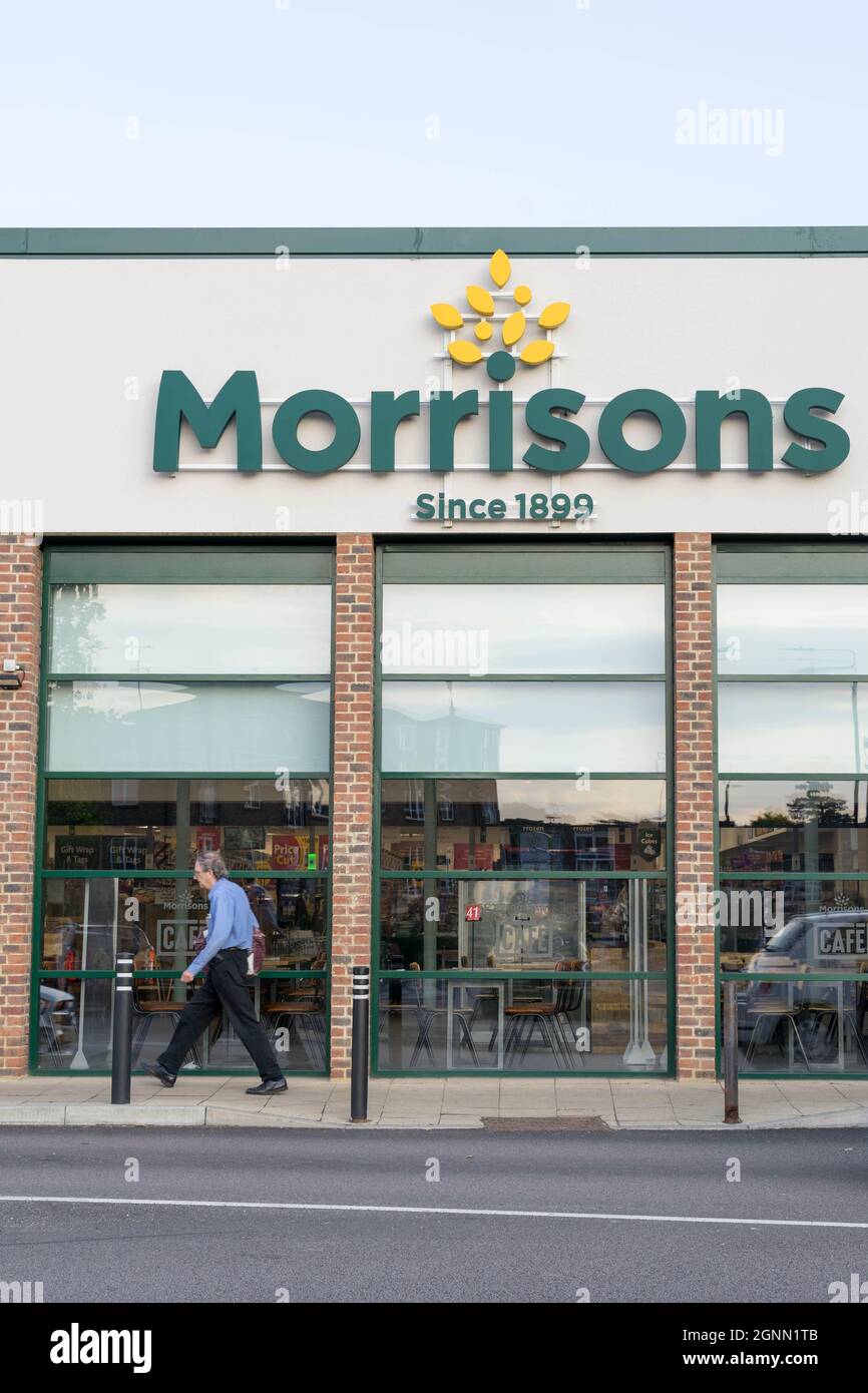 Ein Mann geht an der Ladenfront von Morrisons vorbei, Kent, England Stockfoto