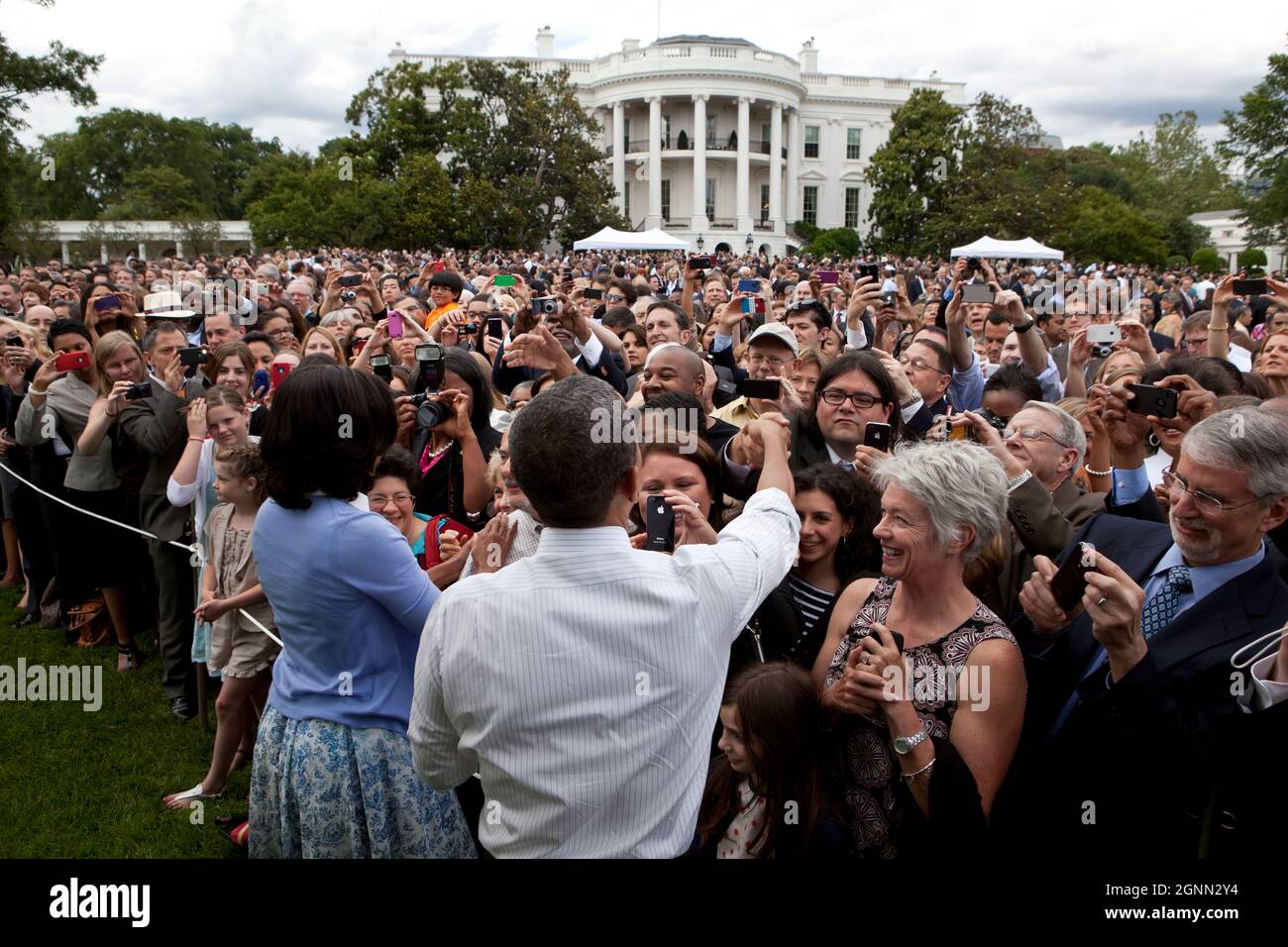 Präsident Barack Obama und First Lady Michelle Obama schütteln den Gästen während einer Veranstaltung auf dem South Lawn für politische Beauftragte am 5. Juni 2012 die Hände. (Offizielles Foto des Weißen Hauses von Pete Souza) Dieses offizielle Foto des Weißen Hauses wird nur zur Veröffentlichung durch Nachrichtenorganisationen und/oder zum persönlichen Druck durch die Betreffzeile(en) des Fotos zur Verfügung gestellt. Das Foto darf in keiner Weise manipuliert werden und darf nicht in kommerziellen oder politischen Materialien, Anzeigen, E-Mails, Produkten oder Werbeaktionen verwendet werden, die in irgendeiner Weise die Zustimmung oder Billigung des Präsidenten, der ersten Fam, nahelege Stockfoto