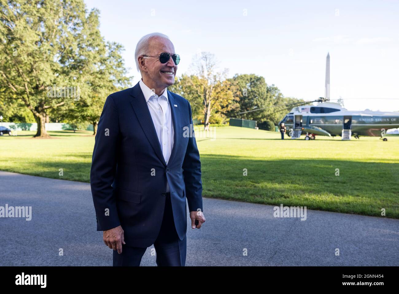 US-Präsident Joe Biden lächelt, als er einige Fragen von Reportern beantwortet, während er und First Lady Dr. Jill Biden aus dem Camp David, dem Präsidentenretreat in der Nähe von Thurmont, Maryland, in das Weiße Haus in Washington, DC, USA, zurückkehren, 26. September 2021.Quelle: Jim LoScalzo/Pool via CNP /MediaPunch Stockfoto