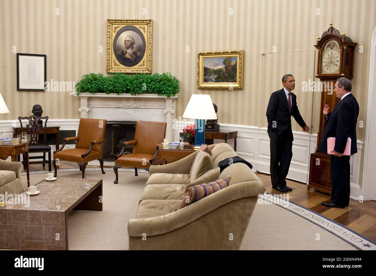 Präsident Barack Obama spricht mit Mike Froman, dem stellvertretenden nationalen Sicherheitsberater für internationale Wirtschaftsangelegenheiten, im Oval Office, 27. Oktober 2011. (Offizielles Foto des Weißen Hauses von Pete Souza) Dieses offizielle Foto des Weißen Hauses wird nur zur Veröffentlichung durch Nachrichtenorganisationen und/oder zum persönlichen Druck durch die Betreffzeile(en) des Fotos zur Verfügung gestellt. Das Foto darf in keiner Weise manipuliert werden und darf nicht in kommerziellen oder politischen Materialien, Anzeigen, E-Mails, Produkten oder Werbeaktionen verwendet werden, die in irgendeiner Weise die Zustimmung oder Billigung des Präsidenten, der ersten Fam, nahelege Stockfoto