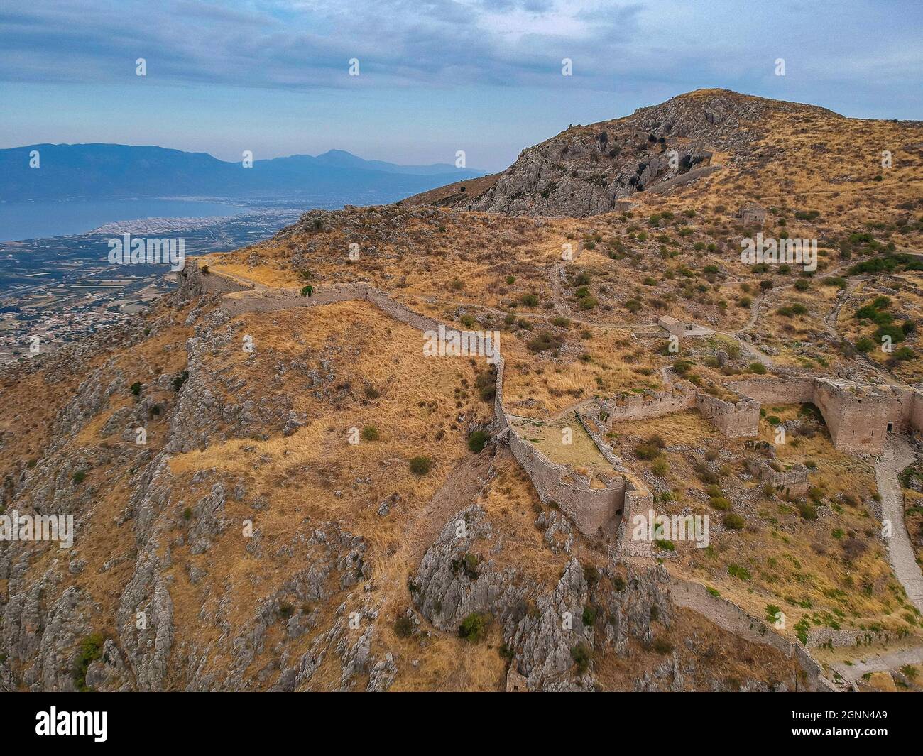 Luftaufnahme von Acrocorinth 'Oberes Korinth' die Akropolis des antiken Korinth, Griechenland. Es ist ein monolithischer Felsen, der die antike Stadt Korinth an überwacht Stockfoto