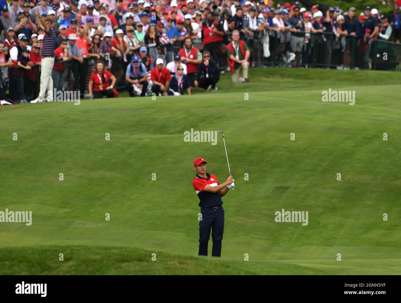 Collin Morikawa, der US-Nationalmannschaft, schoss auf das 18. Grün, während die Zuschauer am dritten Tag des 43. Ryder Cup in Whistling Straits, Wisconsin, zusehen. Bilddatum: Sonntag, 26. September 2021. Stockfoto