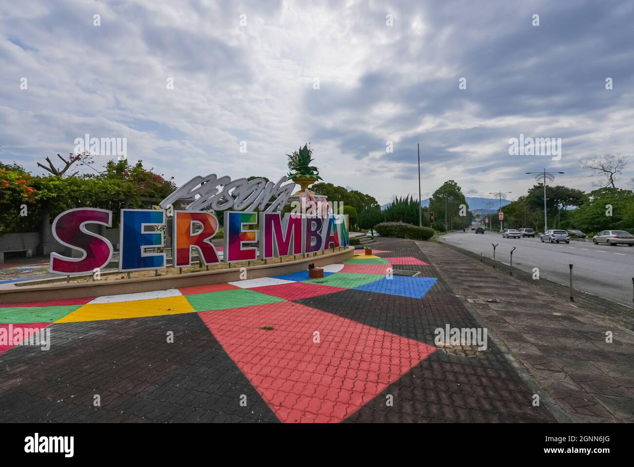 Seremban, Malaysia - 26. September 2021 : das Schild 'Pesona Seremban' begrüßt den Autofahrer am Eingang zur Stadt Seremban, der Hauptstadt von Neger Stockfoto