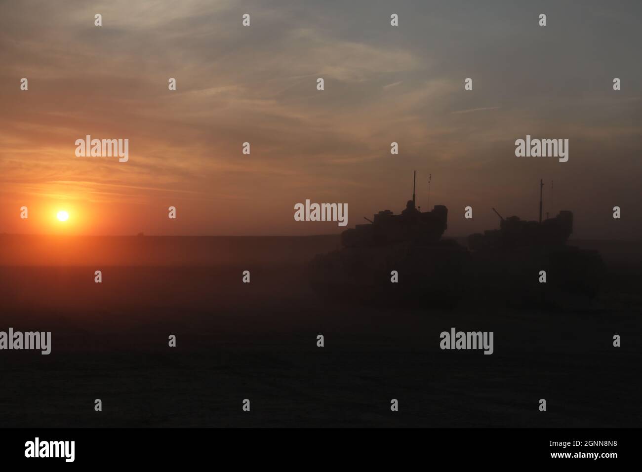 Soldiers from war Machine Company, 1st Battalion, 8th Infantry Regiment, 3rd Armored Brigade Combat Team, 4th Infantry Division inszeniert ihre M2A3 Bradley Infanterie-Kampffahrzeuge in Vorbereitung auf ihre Platoon Live Fire Exercise (LFX) Lane, 10. September 2021, in Fort Carson, Colo Mechanized Infantry Platoon LFXs betonen die Fähigkeit eines Zuges, sowohl montierte als auch demontierte Manövrierelemente effektiv einzusetzen. (USA Armeefoto von Capt. Tobias Cukale) Stockfoto