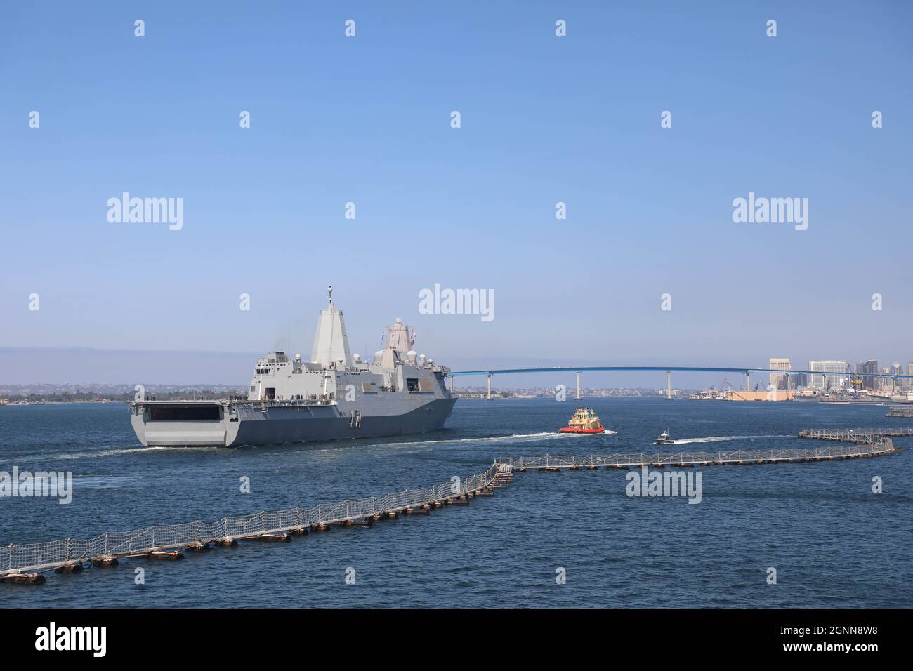 Das amphibische Transportschiff USS John P. Murtha (LPD 26) verlässt den Marinestützpunkt San Diego, in der Nähe der Coronado-Brücke, 16. September 2021. Die Murtha ist im Gange, um die UNITAS LXII-Übung zu unterstützen. UNITAS ist die weltweit am längsten laufende jährliche multinationale maritime Übung, die sich auf die Verbesserung der Interoperabilität zwischen mehreren Nationen und gemeinsamen Kräften während der pazifischen, amphibischen, Und amazon operieren, um auf bestehenden regionalen Partnerschaften aufzubauen und neue dauerhafte Beziehungen zu schaffen, die Frieden, Stabilität und Wohlstand im Verantwortungsbereich des U.S. Southern Command fördern Stockfoto