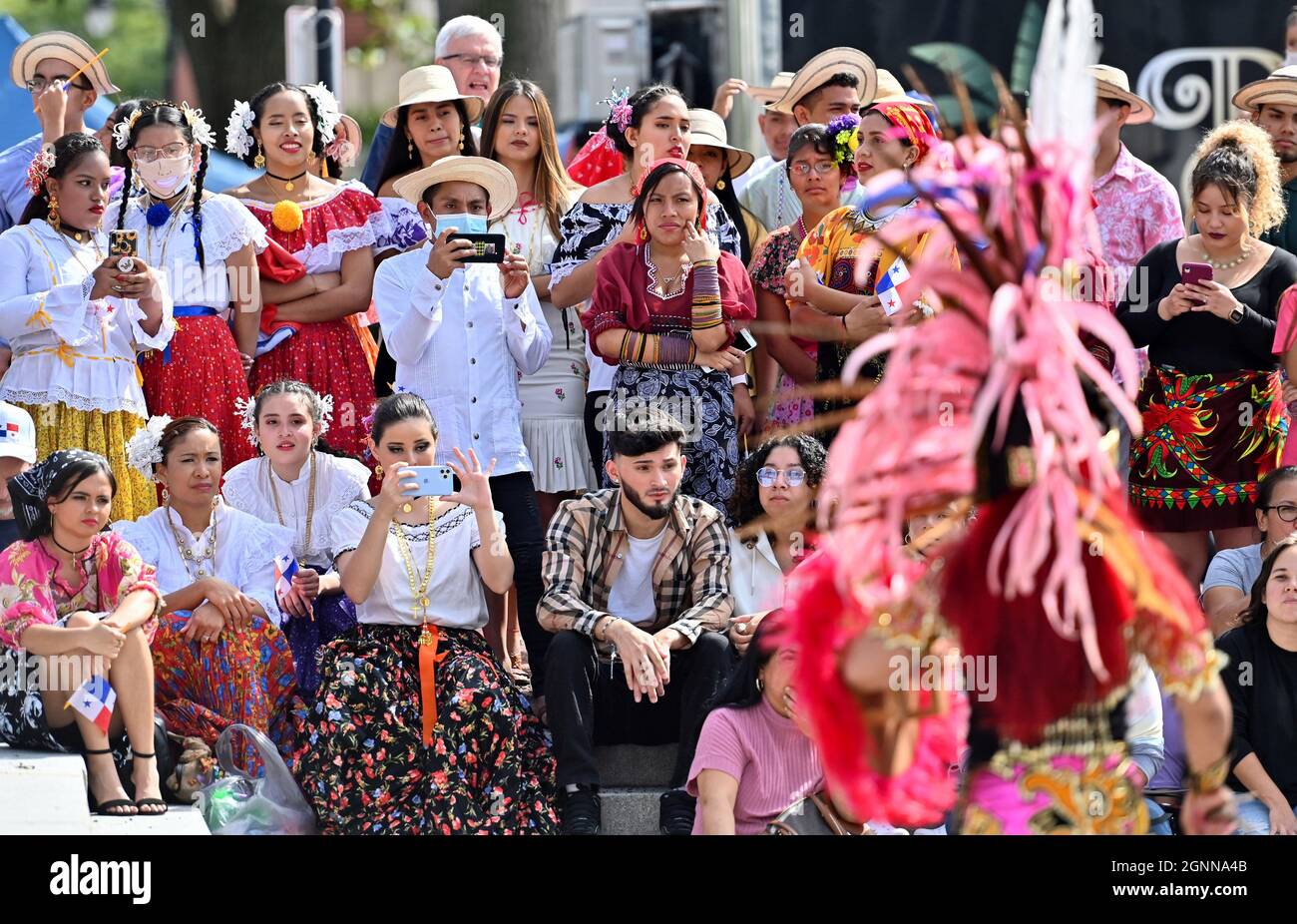 Wilkes Barre, Usa. September 2021. Eine Gruppe von Studenten aus Panama beobachtet, wie eine mexikanische Tanzgruppe auftritt. Eine multikulturelle Parade und ein multikulturelles Festival wurden abgehalten, um die Gemeinde zu feiern und zu integrieren, das Festival beinhaltete Live-Musik, Tanz und Essen. Verschiedene Ethnien waren vertreten und die Gemeinschaft kam zur Unterstützung des bunten Ereignisses. (Foto von Aimee Dilger/SOPA Images/Sipa USA) Quelle: SIPA USA/Alamy Live News Stockfoto