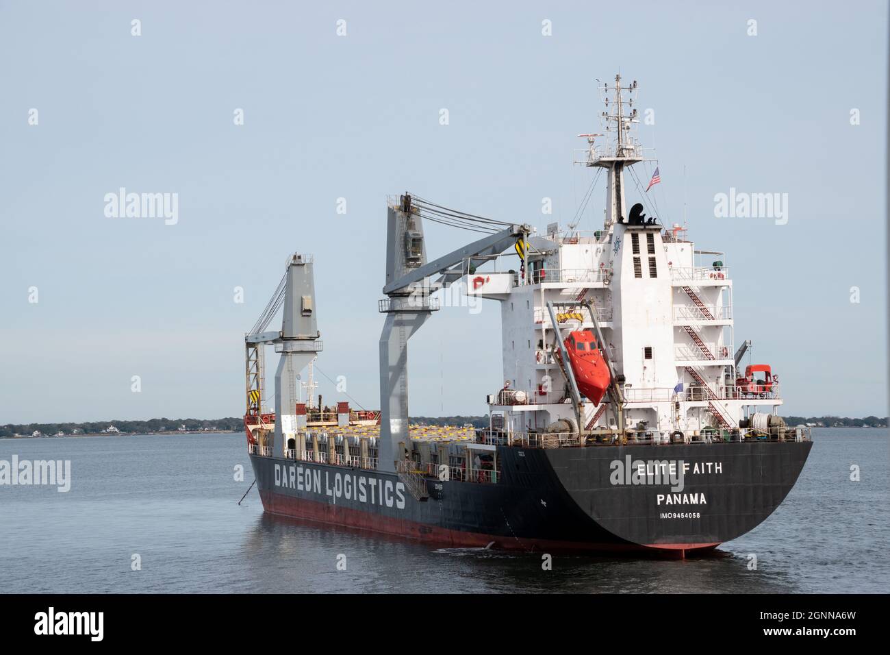 Charleston, SC - Feb 24 2021: Die Elite Faith ein General Cargo Schiff, das 2008 gebaut wurde und unter dem Flagge Panamas fliegt Stockfoto