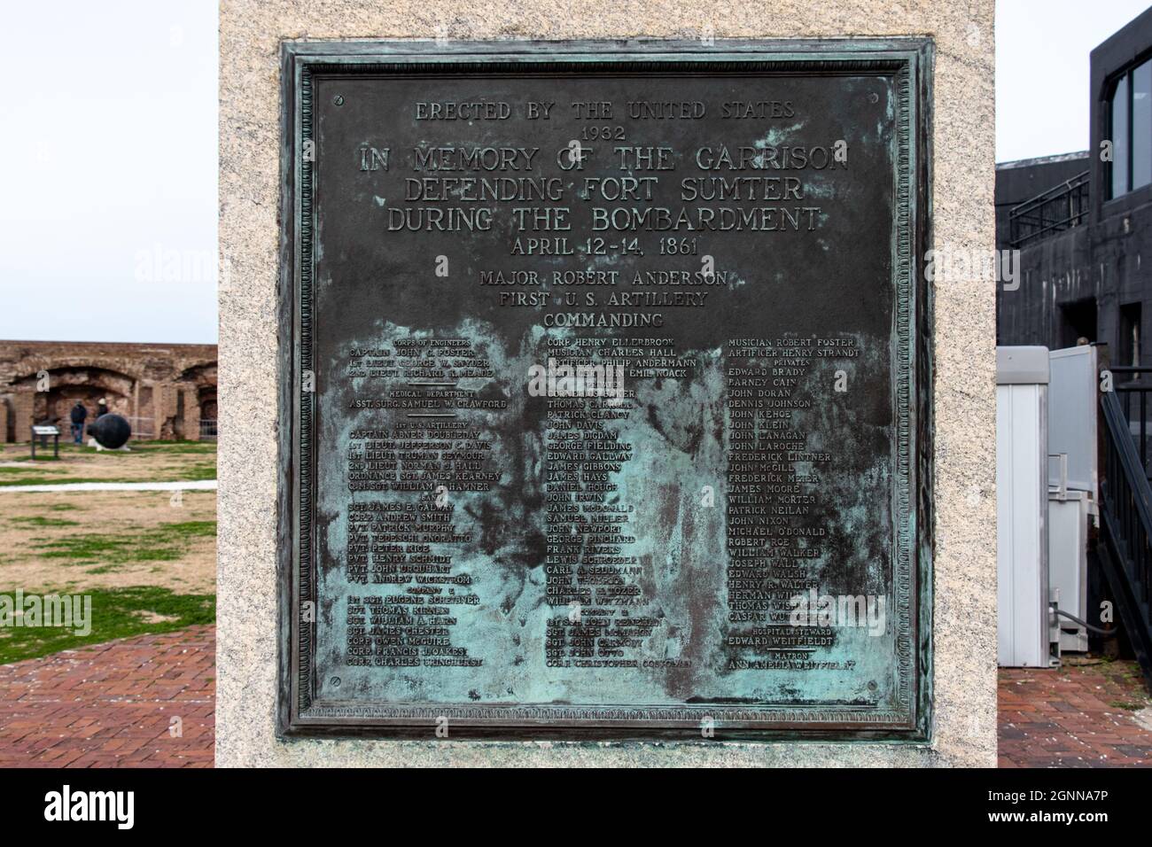 Charleston, SC - 24 2021. Februar: Eine Gedenktafel an die Garnison, die Fort Sumter während des Bombardements verteidigte Stockfoto