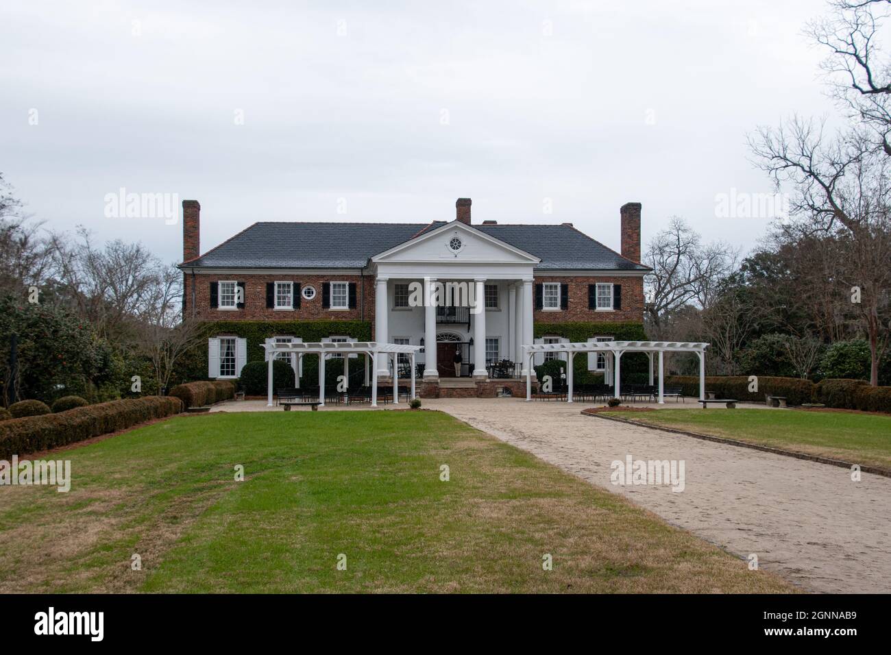Die Boone Hall Plantation in Mount Pleasant, South Carolina, ist ein historisches Haus, das 1936 im Stil der Kolonialzeit erbaut wurde Stockfoto