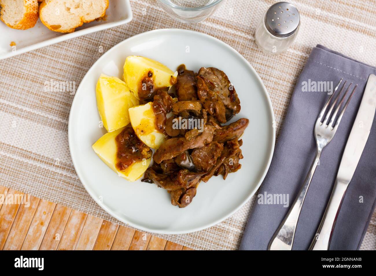 Gebratene Hühnerleber mit Zwiebeln und gekochten Kartoffeln Stockfoto