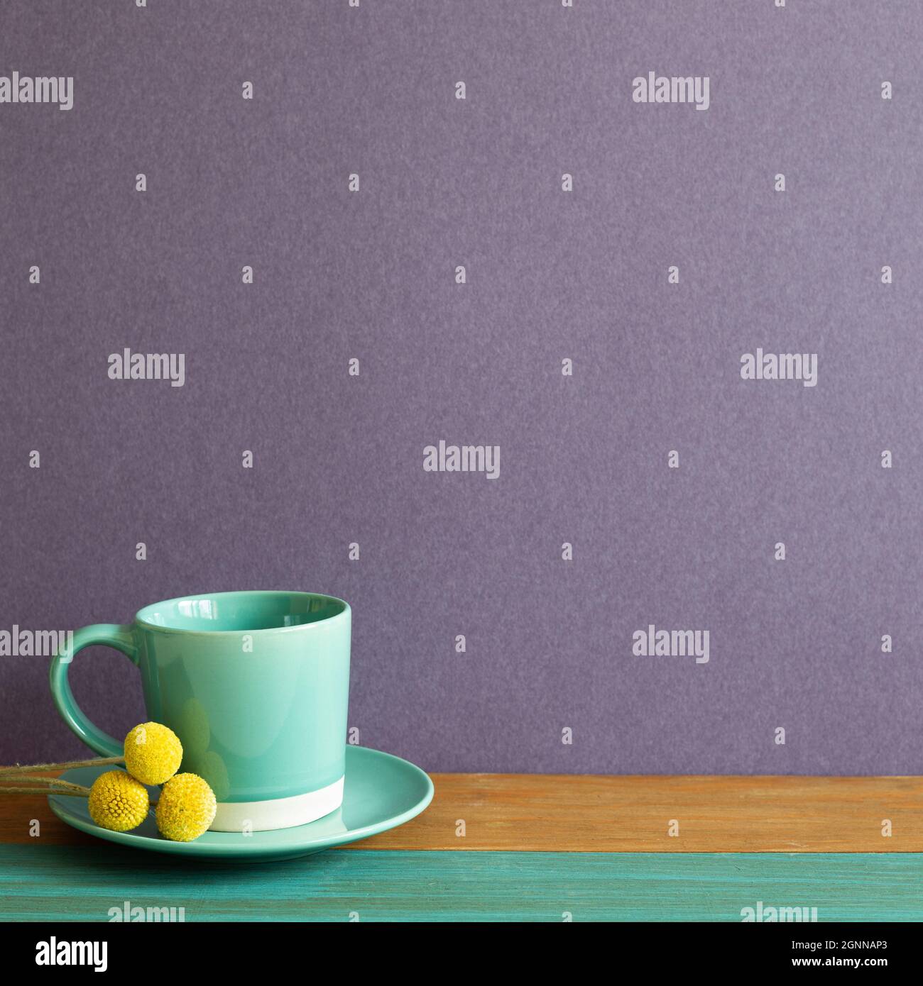 Minze Kaffeetasse auf Holztisch. Lila Wandhintergrund Stockfoto
