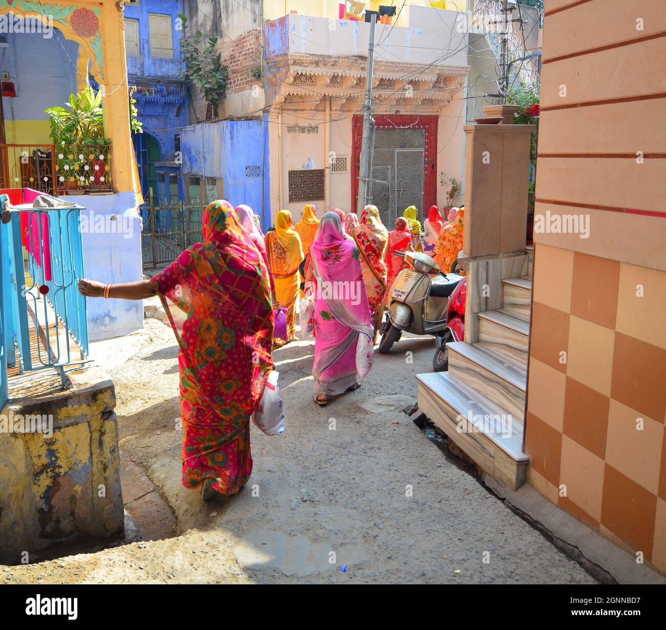 Jodhpur, Indien - 7. November 2017. Indigene Frauen im alten Teil von Jodhpur, Indien. Jodhpur ist eine Stadt in der Thar-Wüste des nordwestlichen Staates Rajas Stockfoto