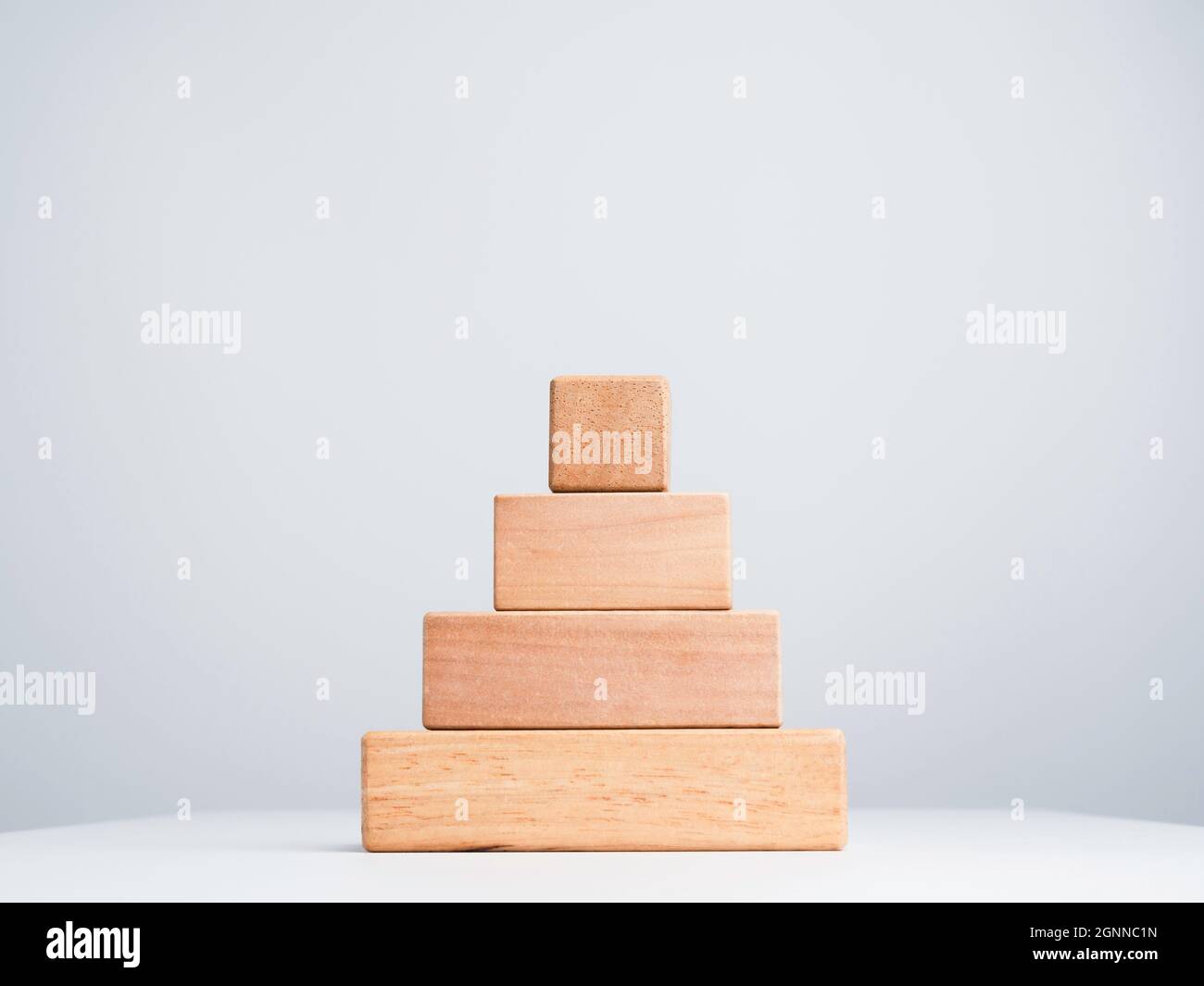Leere Business-Chart-Schritte durch Stapel von Holzwürfelblöcken in Pyramidenform isoliert auf weißem Hintergrund, umweltfreundlich und minimalistischer Stil gemacht. Stockfoto