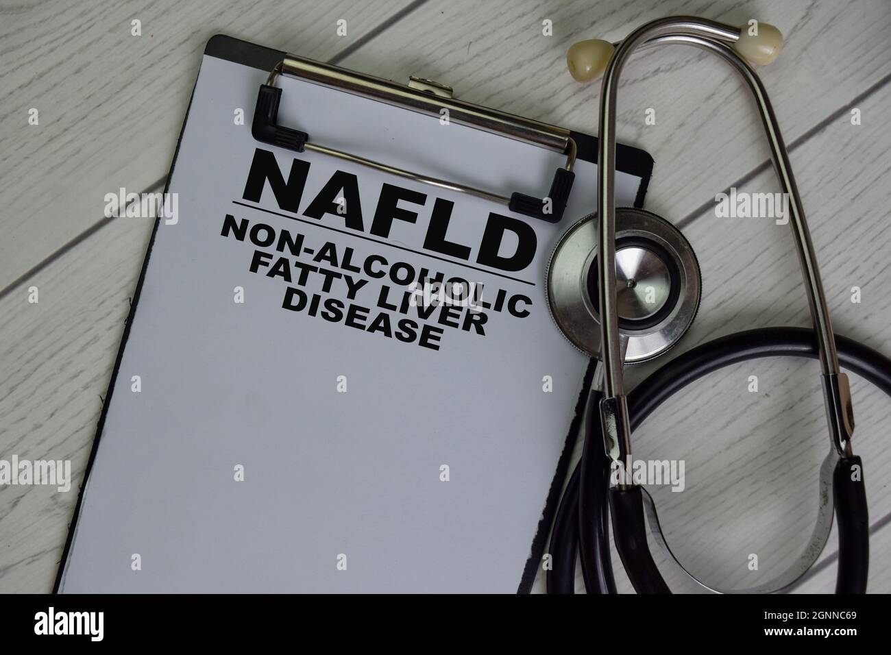 NAFLD - nicht-alkoholische Fettleber-Krankheit Schreiben Sie auf einen Papierkram isoliert auf Holztisch. Stockfoto